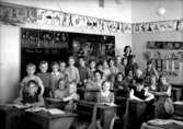 Engelbrektsskolan, klassrumsinteriör, 26 skolbarn med lärarinna vikarie fröken Kerstin Liljestrand.Fru Agda Borgells klass.Klass 2ad, sal 5, 7.