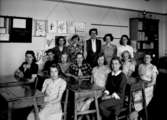 Engelbrektsskolan, klassrumsinteriör, 13 flickor med lärarinna fru Hertha Nessen.
Klass 7d, sal 19.