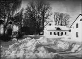 Sörby säteri, envånings bostadshus med inredd vind, två flygelbyggnader, allén upp till huset.
Vinterbild.
Fröken Ingrid Lindström