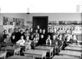 Olaus Petriskolan, klassrumsinteriör, 27 skolbarn med lärarinna fru Ingeborg Eriksson.
Klass 2d, sal 10.