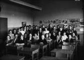 Olaus Petriskolan, klassrumsinteriör, 32 skolbarn med lärare Ingemar Ottosson.
Klass 6Dd, sal 11.