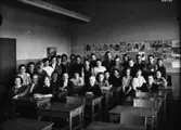 Olaus Petriskolan, klassrumsinteriör, 32 skolbarn med lärare Ingemar Ottosson.
Klass 6Dd, sal 11.