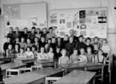 Rynninge skolan, klassrumsinteriör, 33 skolbarn med lärare Walter Köhlmark.
Klass 4Bb, sal 4.