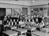 Engelbrektsskolan, klassrumsinteriör, 25 skolbarn med lärarinna fröken Astrid Widen.Klass 2aa, sal 16.