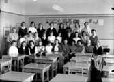 Engelbrektsskolan, klassrumsinteriör, 29 flickor med lärarinna fru Greta Sondell.
Klass 8g, sal 21.