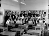Olaus Petriskolan, klassrumsinteriör, 33 skolbarn med lärarinna fru Monica Tillhed.
Klass 6Aa, sal 13.