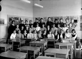 Olaus Petriskolan, klassrumsinteriör, 33 skolbarn med lärarinna fru Monica Tillhed.
Klass 6Aa, sal 13.