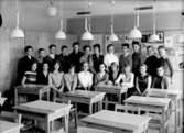 Vasaskolan, klassrumsinteriör, 21 skolbarn med lärarinna vikarie Gunnel Bengtsson.
Klass 8Bb.