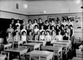 Klassrumsinteriör, 32 flickor med lärarinna.