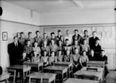 Klassrumsinteriör, 29 pojkar med lärare.