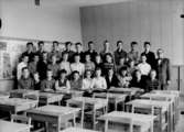 Klassrumsinteriör, 33 pojkar med lärare.