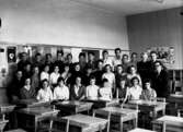 Klassrumsinteriör, 34 skolbarn med lärare.