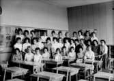Klassrumsinteriör, 33 flickor med lärarinna.
