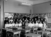 Klassrumsinteriör, 36 skolbarn med lärarinna.
