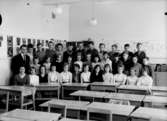Klassrumsinteriör, 35 skolbarn med lärare.