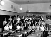 Klassrumsinteriör, 30 flickor med lärarinna.