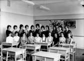 Klassrumsinteriör, 20 flickor med lärarinna.