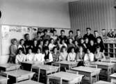 Klassrumsinteriör, 32 skolbarn med lärare.