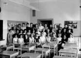 Klassrumsinteriör, 36 skolbarn med lärarinna.