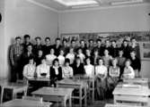 Klassrumsinteriör, 33 skolbarn med lärare.