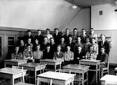 Klassrumsinteriör, 27 pojkar med lärare.