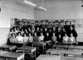 Klassrumsinteriör, 36 skolbarn med lärare.