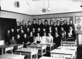 Engelbrektsskolan, klassrumsinteriör, 31 skolbarn med lärarinna fröken Rut Widell.
Klass 6Aå, sal 2.