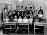Lillåstrandskolan, klassrumsinteriör, 22 skolbarn med lärarinna fru Karin Larsson och fru Hjelmberg.Klass 3E, sal 4.