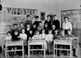Stureskolan, klassrumsinteriör, 21 skolbarn med lärarinna fru Mia Högberg.Klass 1B, sal 8.