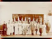 Praktiska Mellanskolan (Olaus Petriskolan), Lucia med tärnor och stjärngossar, klass 1, 26 skolbarn med lärare fröken Olsson.
