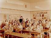 Engelbrektsskolan, klassrumsinteriör, 23 flickor med lärarinna fru Greta Sondell, klass 4j, sal 20.