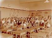 Engelbrektsskolan, klassrumsinteriör, 36 flickor med lärarinna fru Greta Sondell, klass 4J, sal 22.