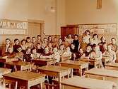 Almby Södra skola, klassrumsinteriör, 34 skolbarn med lärarinna fröken Ingborg Ivén, klass 4Ll, sal 4.