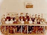 Almby Folkets Hus, interiör, 22 skolbarn med lärarinna fru Gudrun Westerdahl (ersätter lärare Sven Erik Pettersson), klass 4Rr.