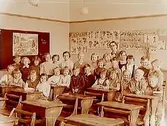 Engelbrektsskolan, klassrumsinteriör, 28 skolbarn med lärarinna fru Estrid Lundh, klass 2an, sal 6.