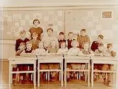 Marsfältets skolan, klassrumsinteriör, 16 skolbarn med lärarinna fröken Anne-Marie Bergström, klass 2e, lokal i Tullhuset.