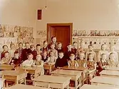 Olaus Petriskolan, klassrumsinteriör, 27 skolbarn med lärarinna fru Ingeborg Eriksson, klass 2d, sal 10.