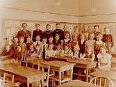 Almby Östra skola, klassrumsinteriör, 30 skolbarn med lärare Sigvard Fredriksson, klass 4Vv, sal 5.