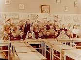 Rostaskolan, klassrumsinteriör, 24 skolbarn och lärarinna fröken Karin Lindberg, klass 3Aå, sal 10.