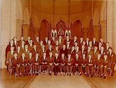 Olaus Petrikyrkan, interiör.
Konfirmander, 53 pojkar och prosten Erik Esking.