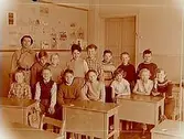 Engelbrektsskolan, klassrumsinteriör, klass 4Bd, sal 7.
14 skolbarn och lärarinna fru Hildur Lien.
