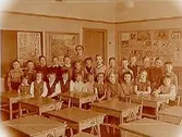Engelbrektsskolan, klassrumsinteriör, klass 2aa, sal 16.
25 skolbarn och lärarinna fröken Astrid Widen.