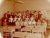 Olaus Petriskolan, klassrumsinteriör, klass 8a, sal 1.
27 flickor och lärarinna fru Margareta Hjälmarsson.