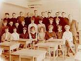 Engelbrektsskolan, klassrumsinteriör, klass 7Au, sal 29 (i källarvåningen).
25 skolbarn och lärare Nils Ersson.