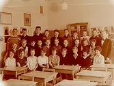 Almby Östra skola, klassrumsinteriör, klass 8Bf, sal 1.
28 skolbarn och lärare Erik Österling.