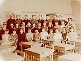 Vasaskolan, klassrumsinteriör, klass 6Ar, sal 21.29 skolbarn och lärarinna fru Anna-Karin Bergström.