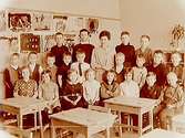 Vasaskolan, klassrumsinteriör, klass 1v, sal 5.21 skolbarn och lärarinna fröken Astrid Lindlöf.