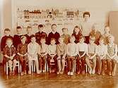 Almby Östra skola, klassrumsinteriör, klass 1ai, sal 1.20 skolbarn och lärarinna fröken Marianne Granath.