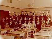 Engelbrektsskolan, klassrumsinteriör, klass 6Aå, sal 2.31 skolbarn och lärarinna fröken Rut Widell.