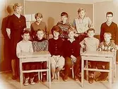 Olaus Petri nya skola, klassrumsinteriör, klass 8i, sal 21.
10 skolbarn och lärarinna fru Brit Hildingsson.